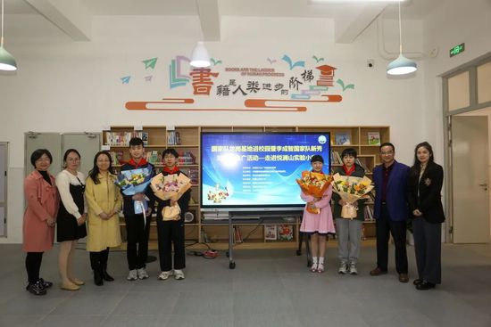 张子洲说：你帮我开车门，下车之后你从我口袋里自己拿，我手臂受伤了，动不了。